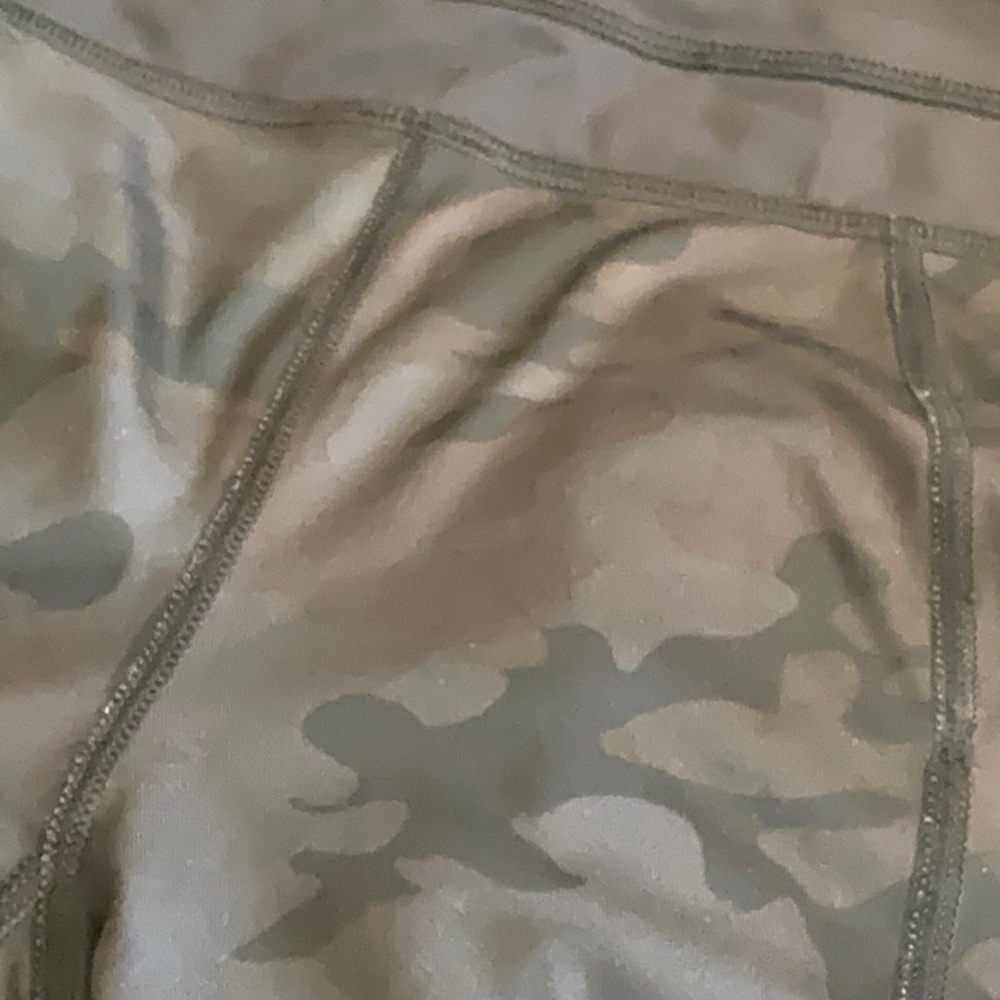 Lululemon camo black capri - Picture 11 of 11